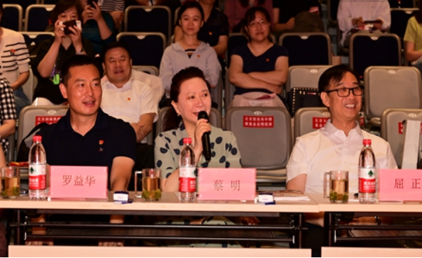 著名演员蔡明点评演讲者